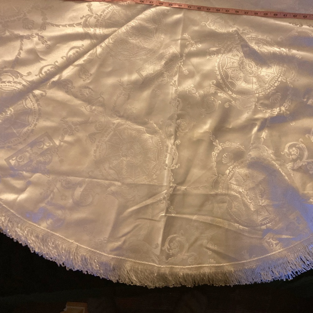 White Linen Prestige Damask Design Tablecloth, 60 in Round,